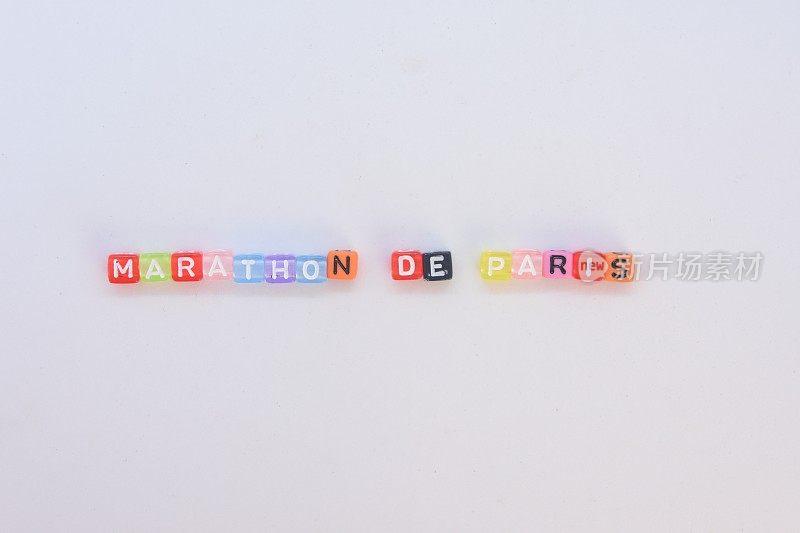 由字母立方体组成的单词MARATHON DE PARIS